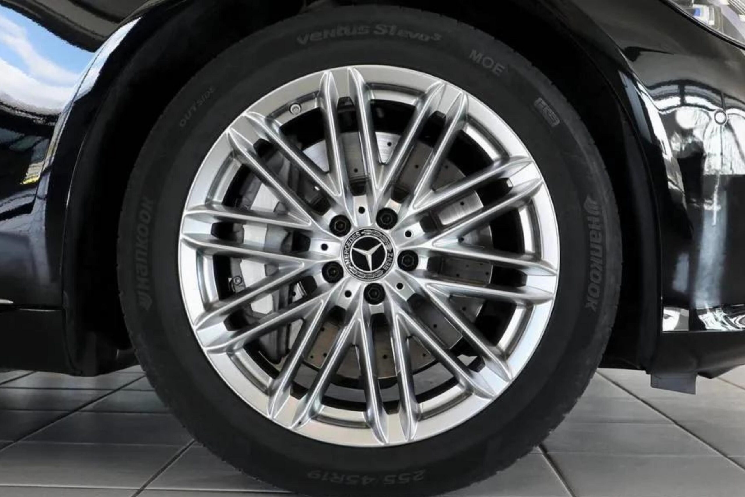 Llantas Hankook nuevamente como equipo original para un fabricante de automóviles premium