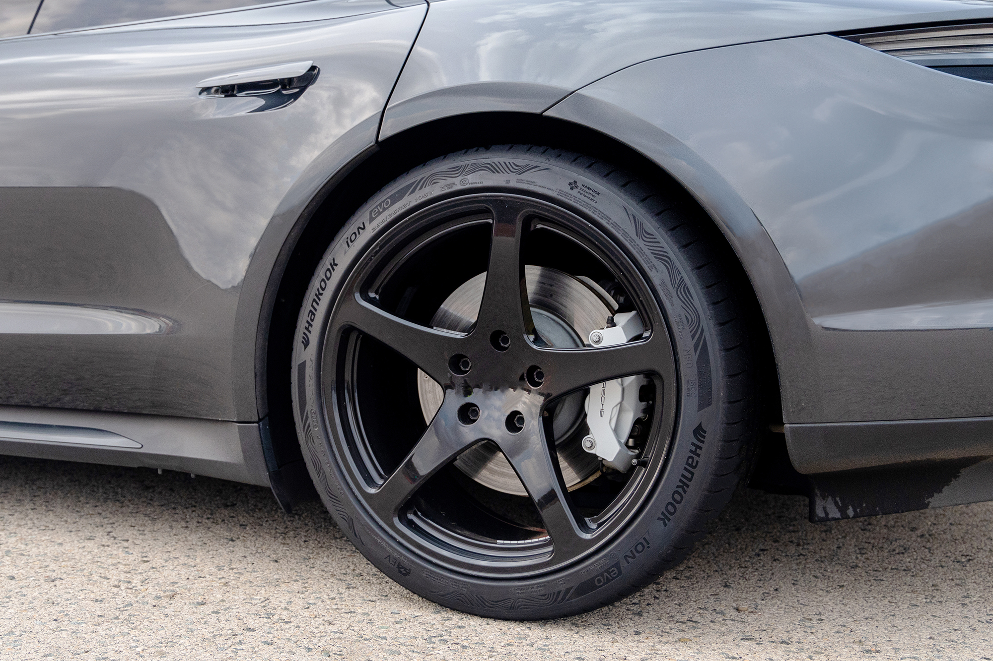 Primera llanta para vehículos eléctricos de Hankook con certificación ISCC PLUS en el nuevo Porsche Taycan