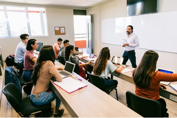 El programa que impulsa a los deportados a emprender en Colombia Una oportunidad para brillar, Edifica: Regresa y Brilla